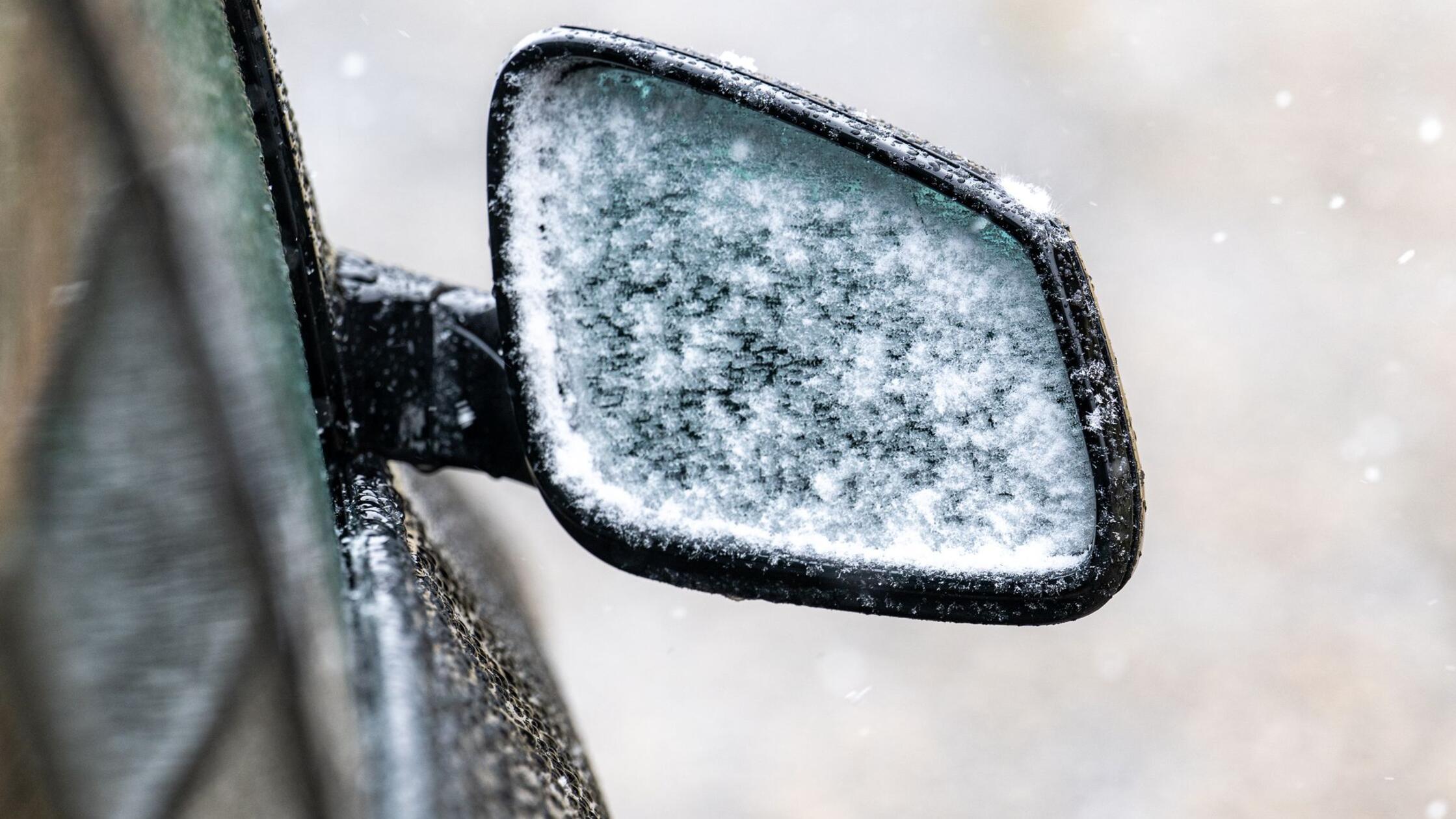 Frost und Schnee sorgen für glatte Straßen in Bayern