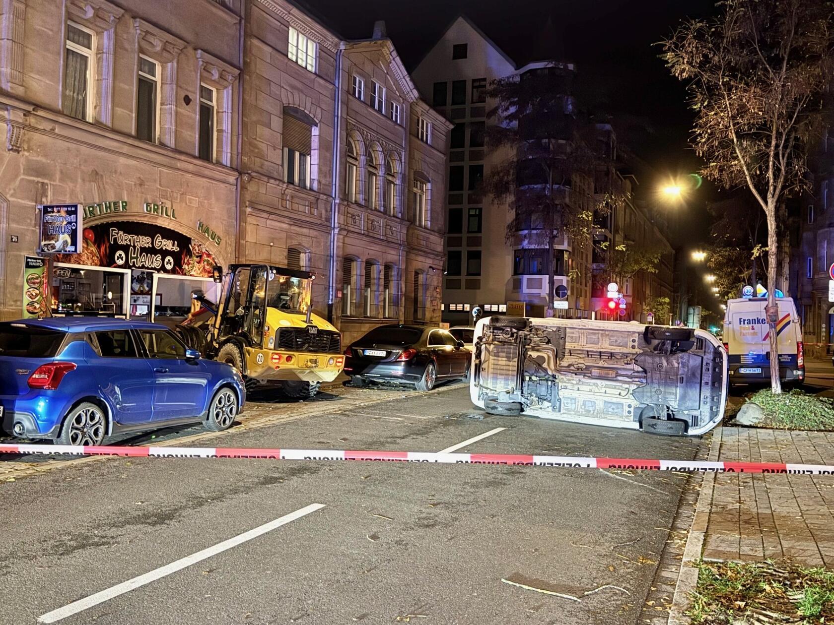 Ein Mann ist in Fürth am frühen Morgen mit einem Radlader gegen zwei Schaufenster gefahren, um in zwei Gebäude einzubrechen.