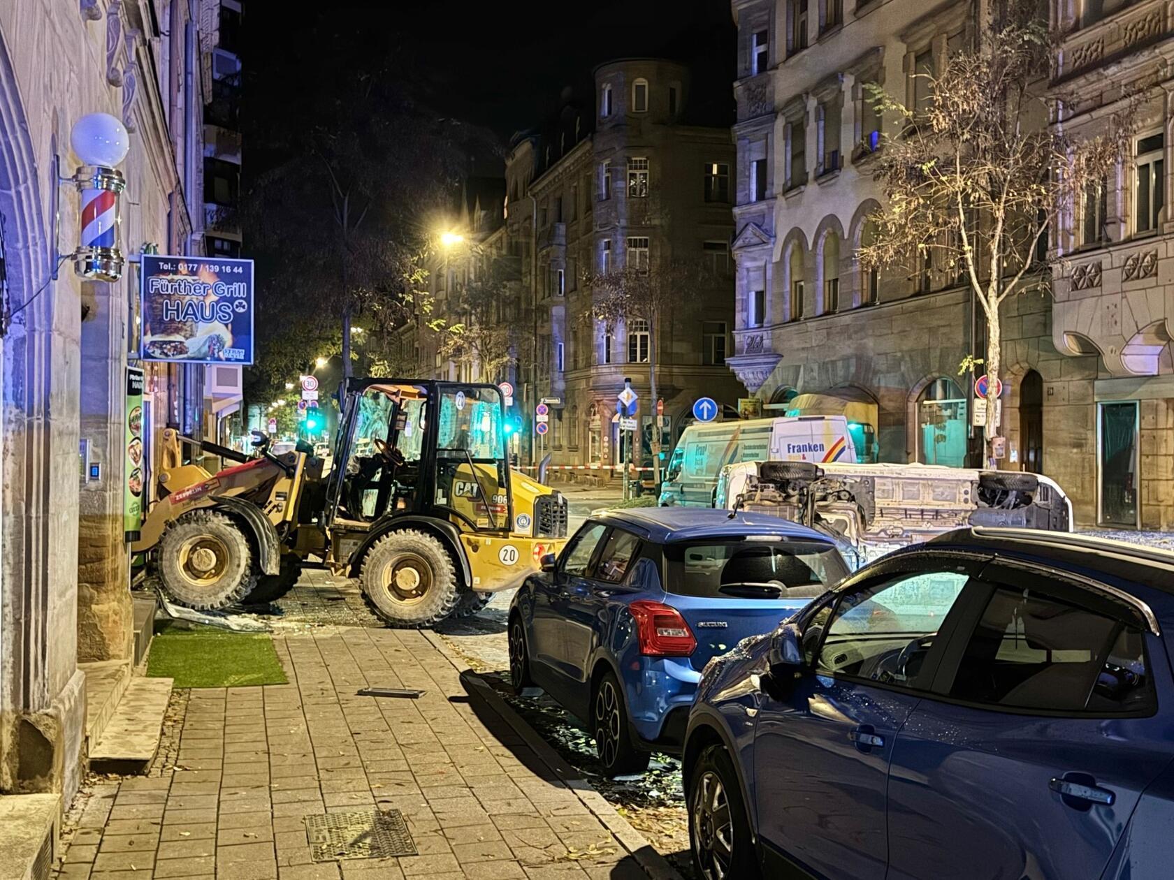 Betroffen war unter anderem die Front eines Juweliergeschäftes.