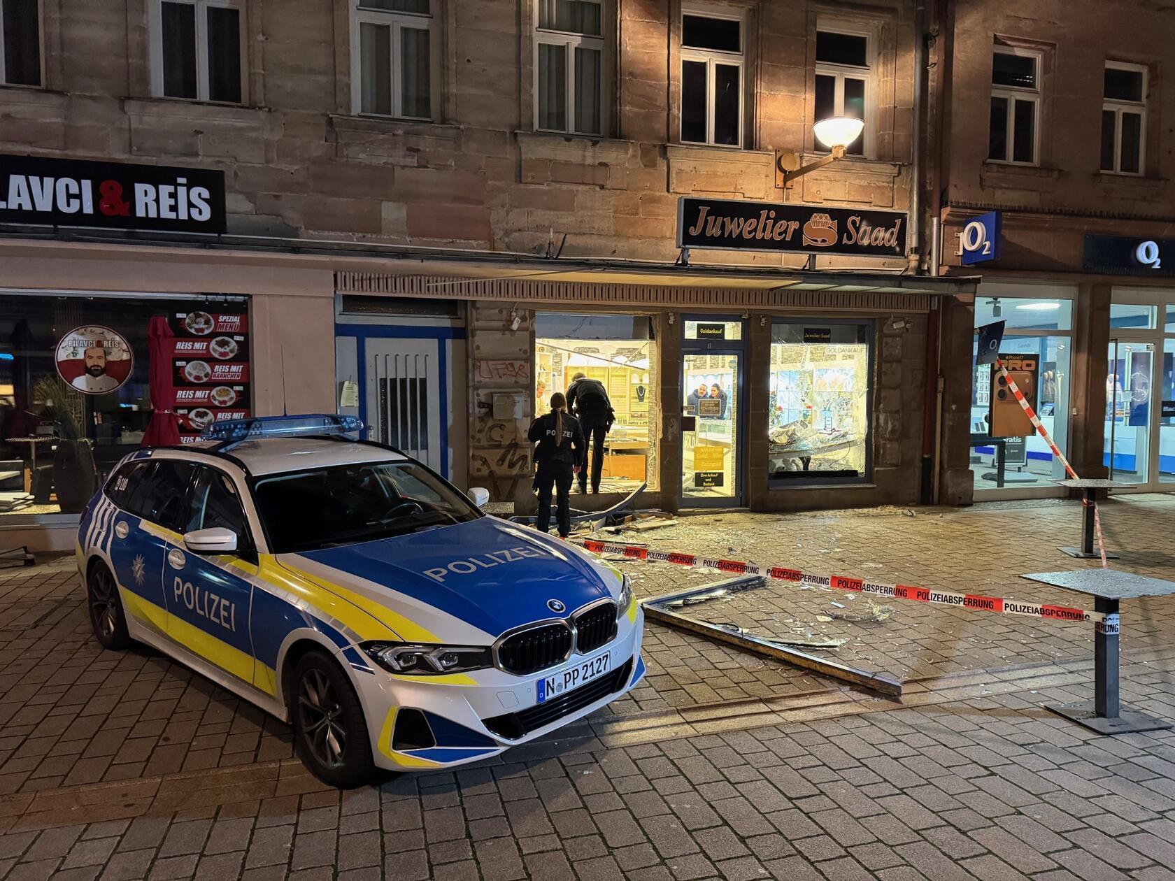 Der Einbrecher habe sich laut Informationen der Polizei Schmuck gegriffen und machte sich auf die Flucht.