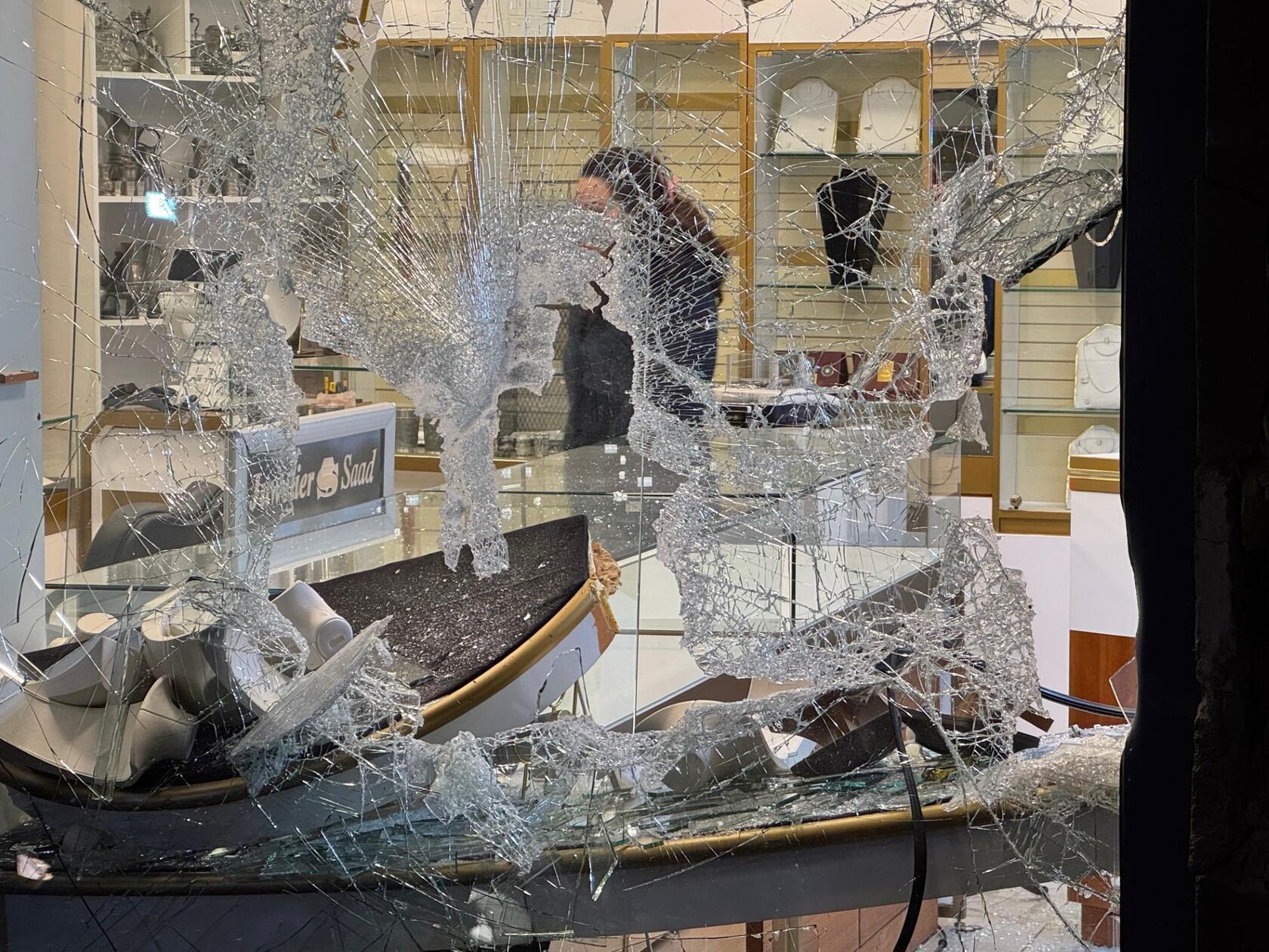 Im Juweliergeschäft hinterließ der Einbrecher eine Spur der Verwüstung.
