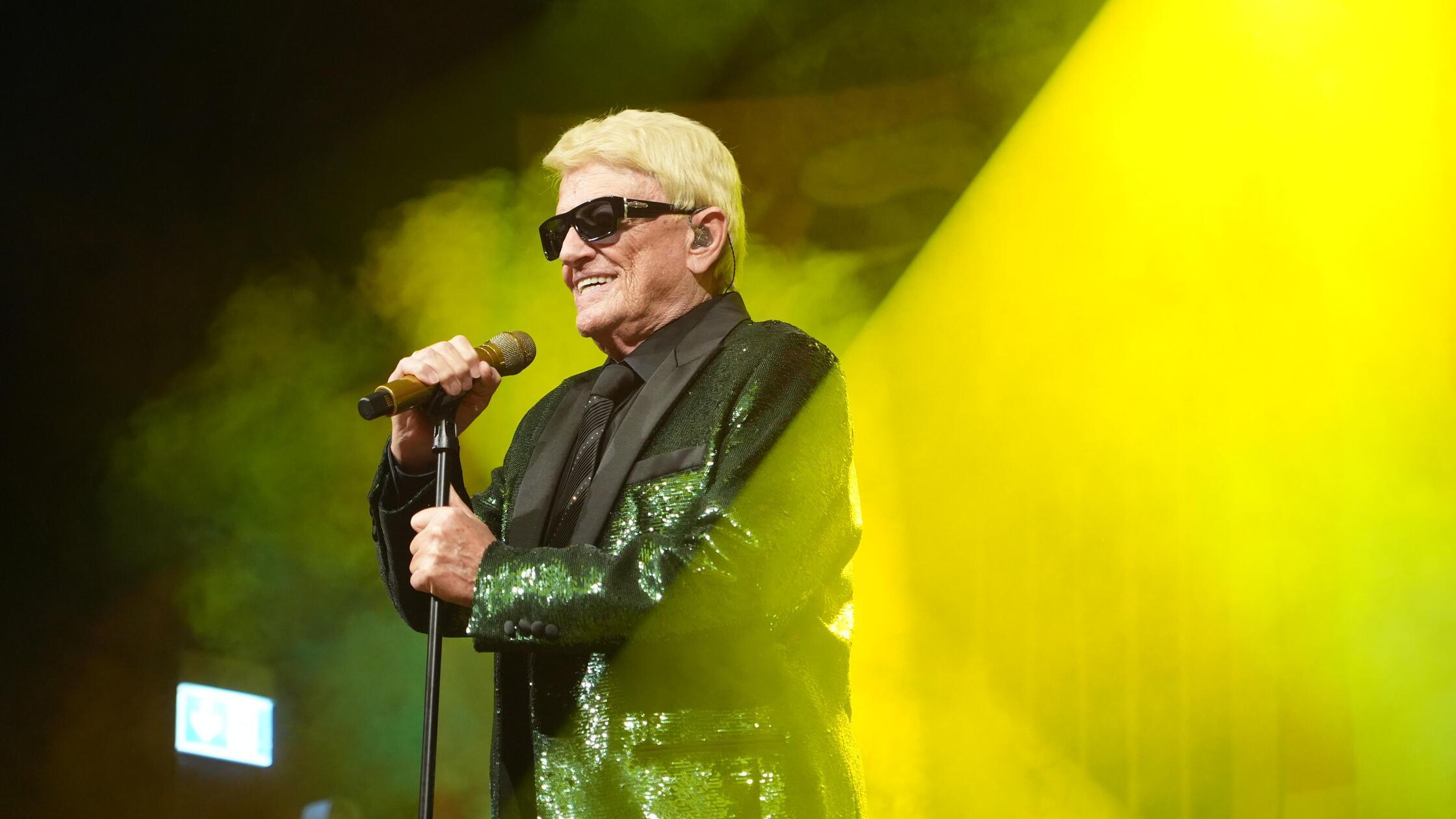 Tour featuring folk songs and the national anthem: Schlager singer Heino ...
