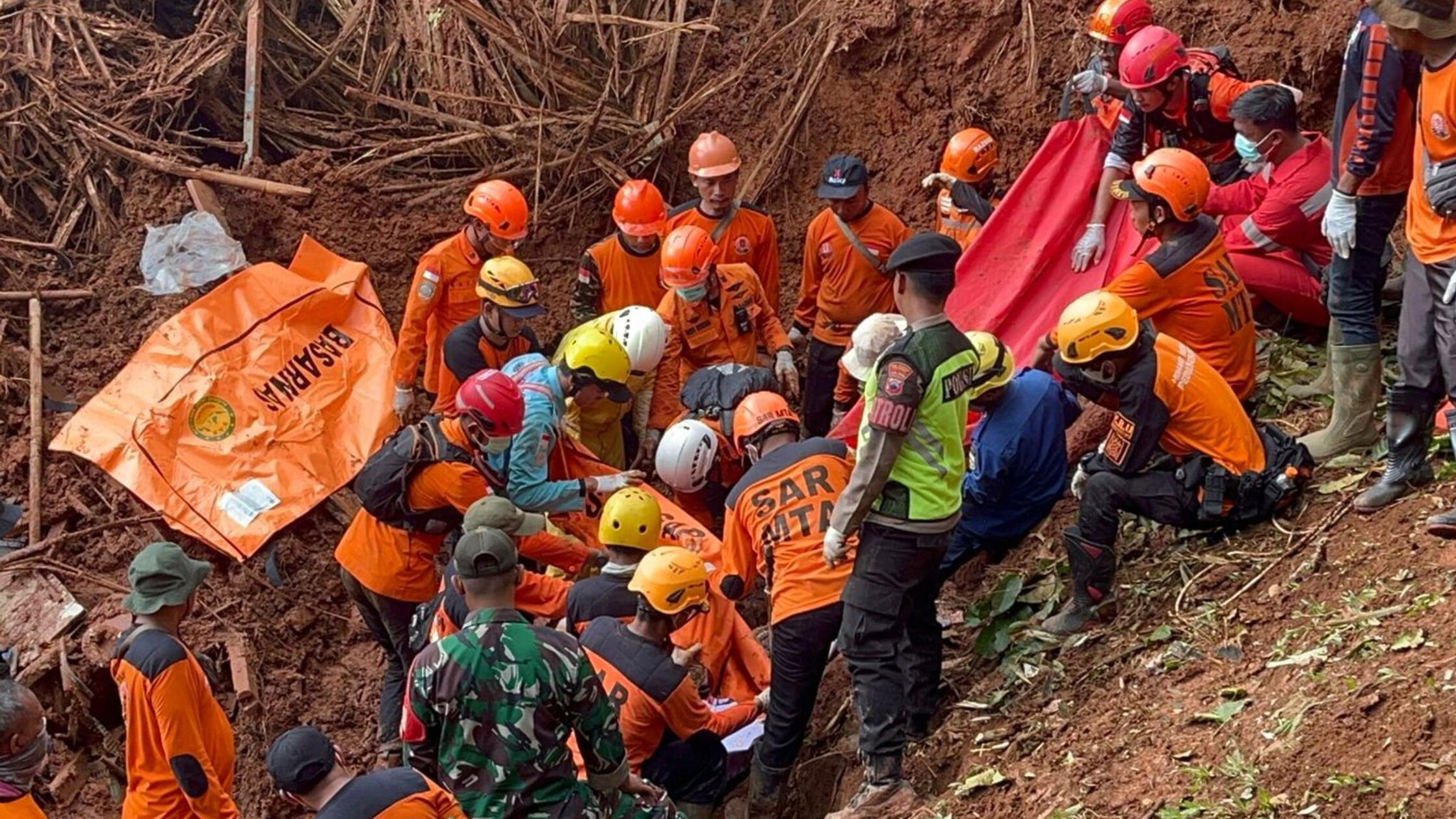 Zaradi zemeljskih plazov v osrednji Javi umrlo 18 ljudi, več deset jih pogrešanih