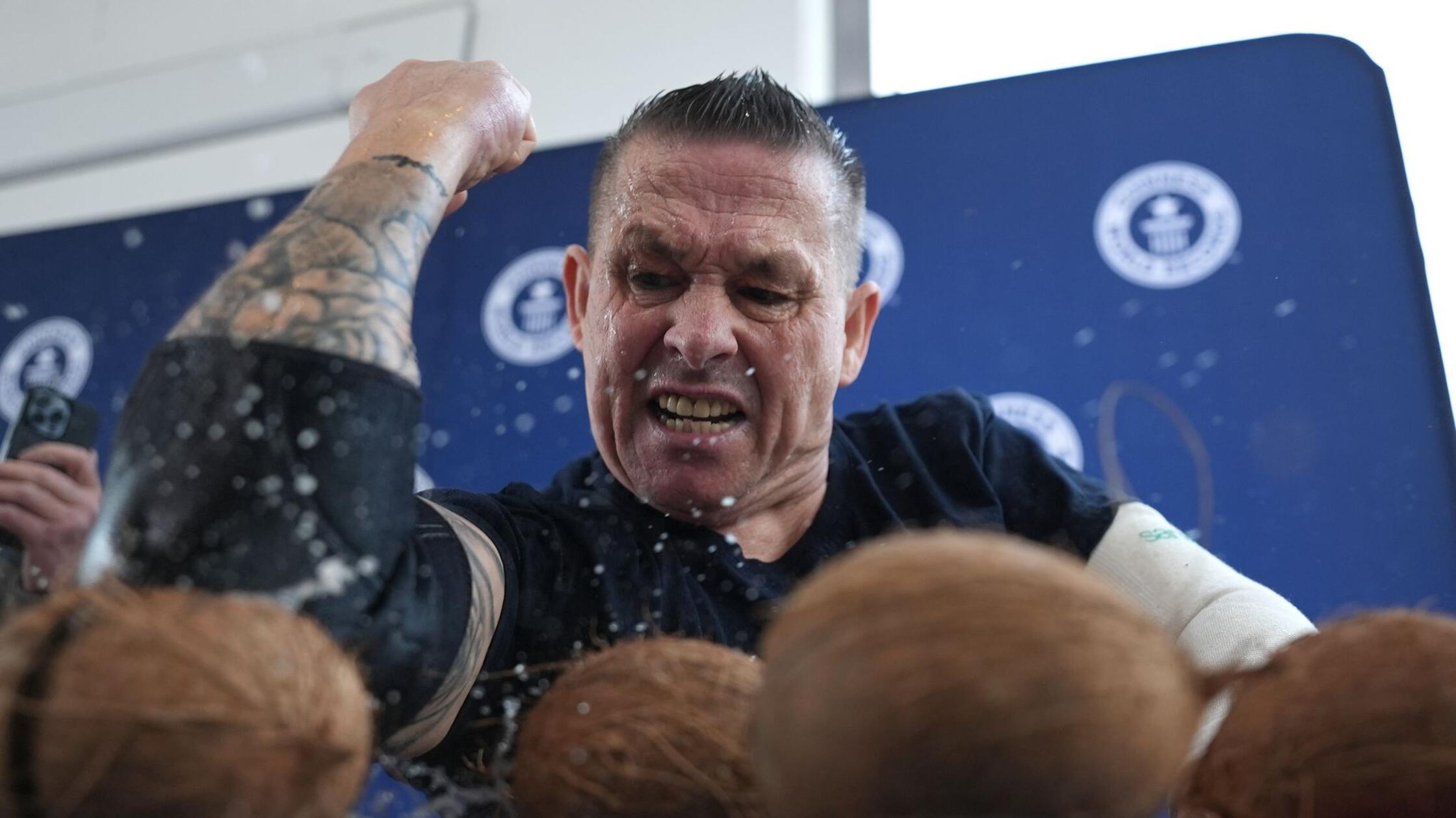 Kokosnüsse zerschlagen und Eier mit Essstäbchen fangen