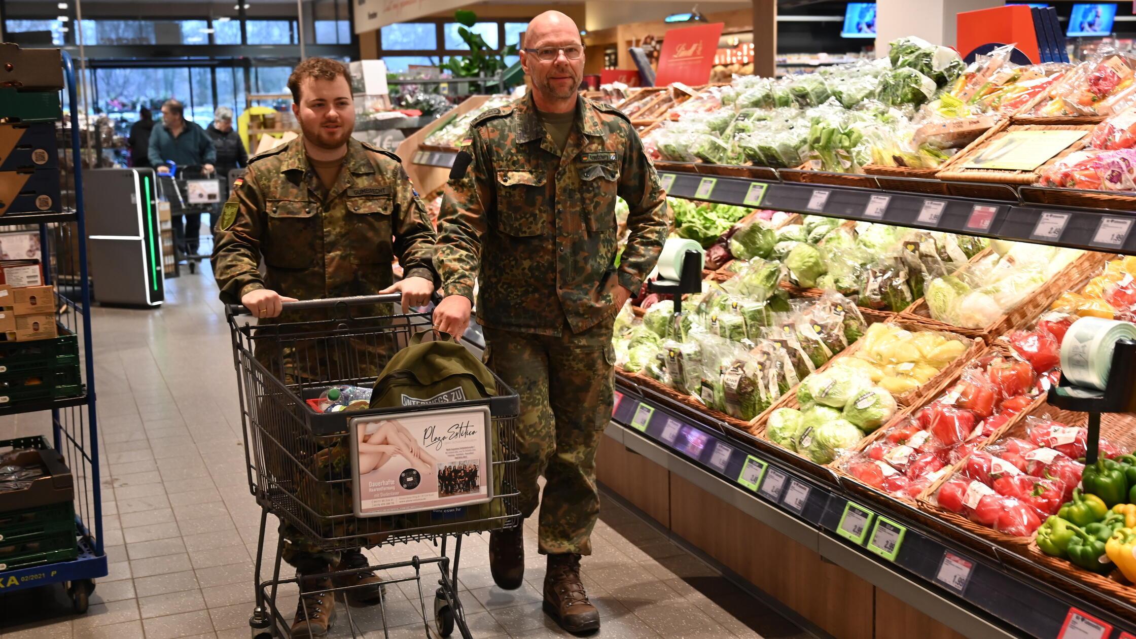 Soldaten Kaserne Roth im Edeka