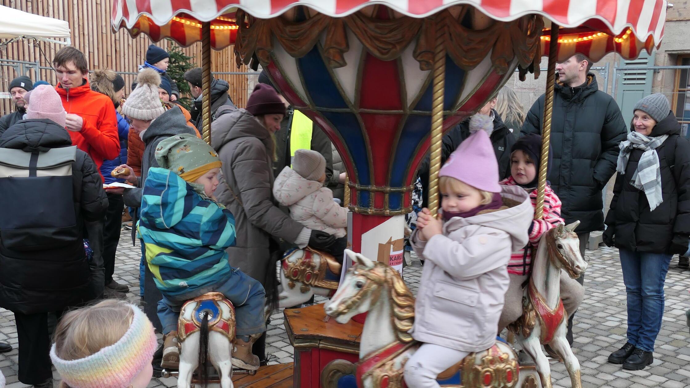 Der Bubenreuther Adventsmarkt bietet auch eine Fah