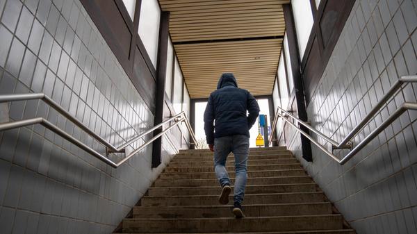 Symbolbild für die Gefahren in Bahnunterführungen.