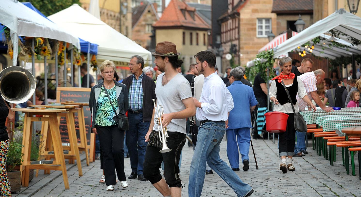 Nicht jeder ist begeistert von den Veranstaltungen (hier: Weinfest) und dem täglichen Kneipenbetrieb in der Gustavstraße.