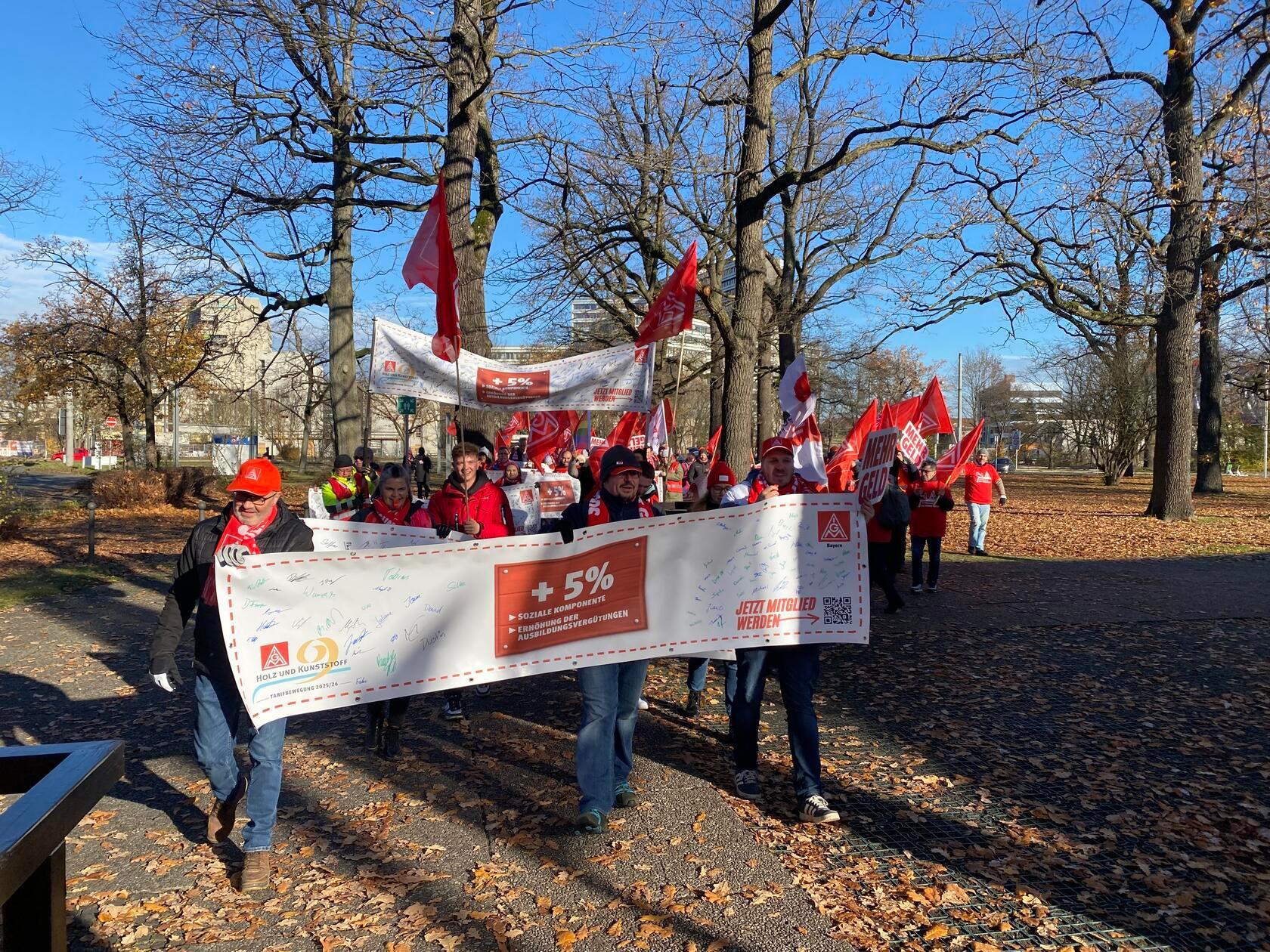 Die Beschäftigten fordern unter anderem fünf Prozent mehr Lohn und eine Erhöhung der Ausbildungsvergütung. 