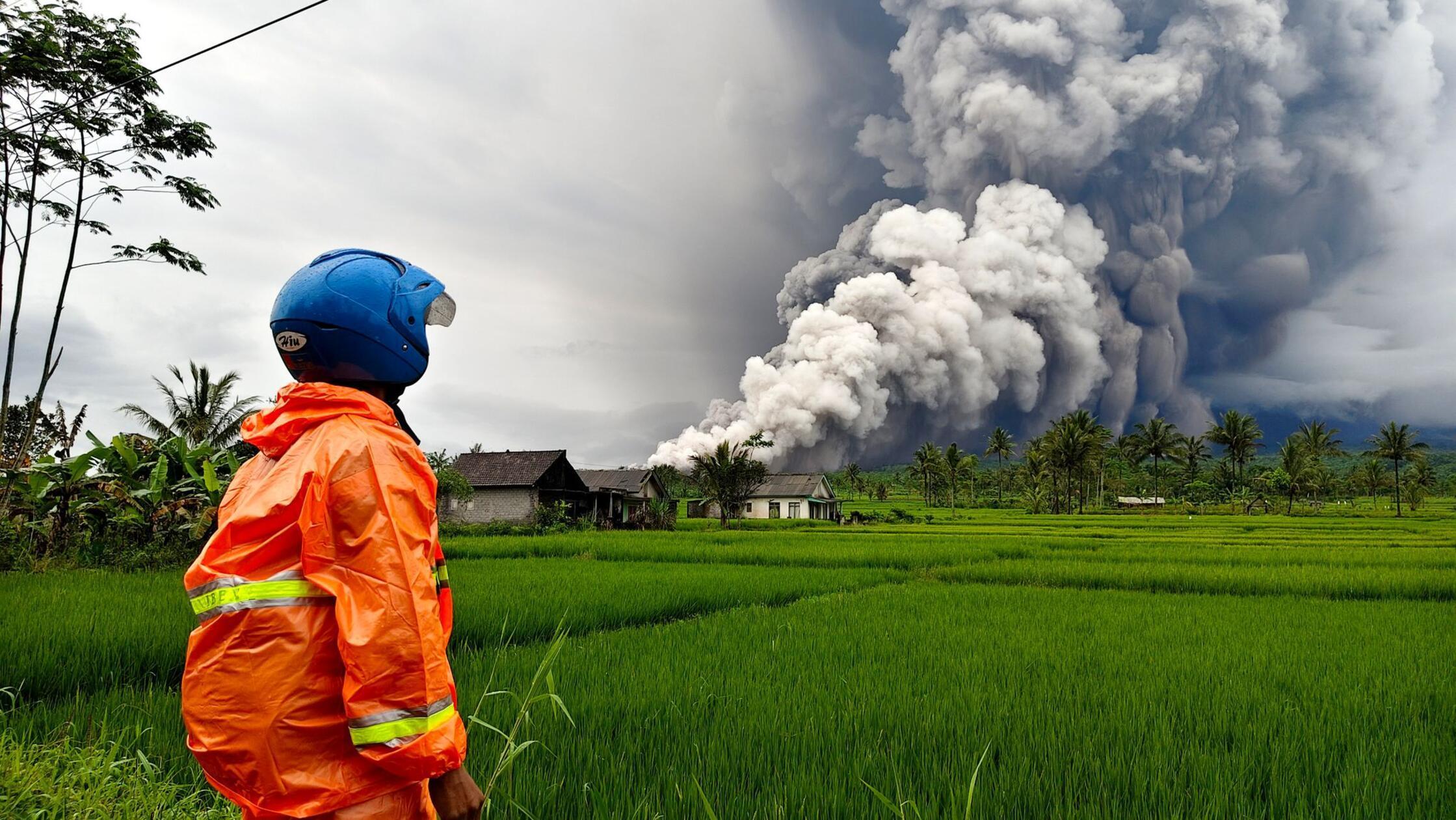 Indonesien: Vulkan Semeru spuckt 2.000 Meter hohe Aschesäule