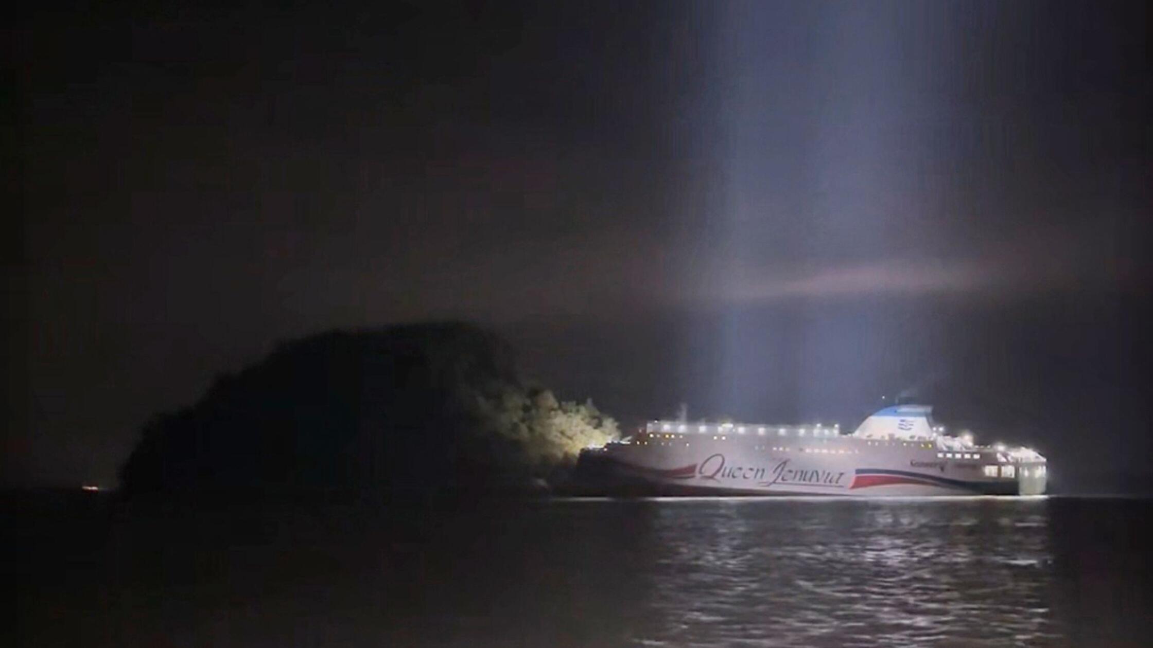 Südkoreanische Fähre mit 267 Menschen auf Grund gelaufen