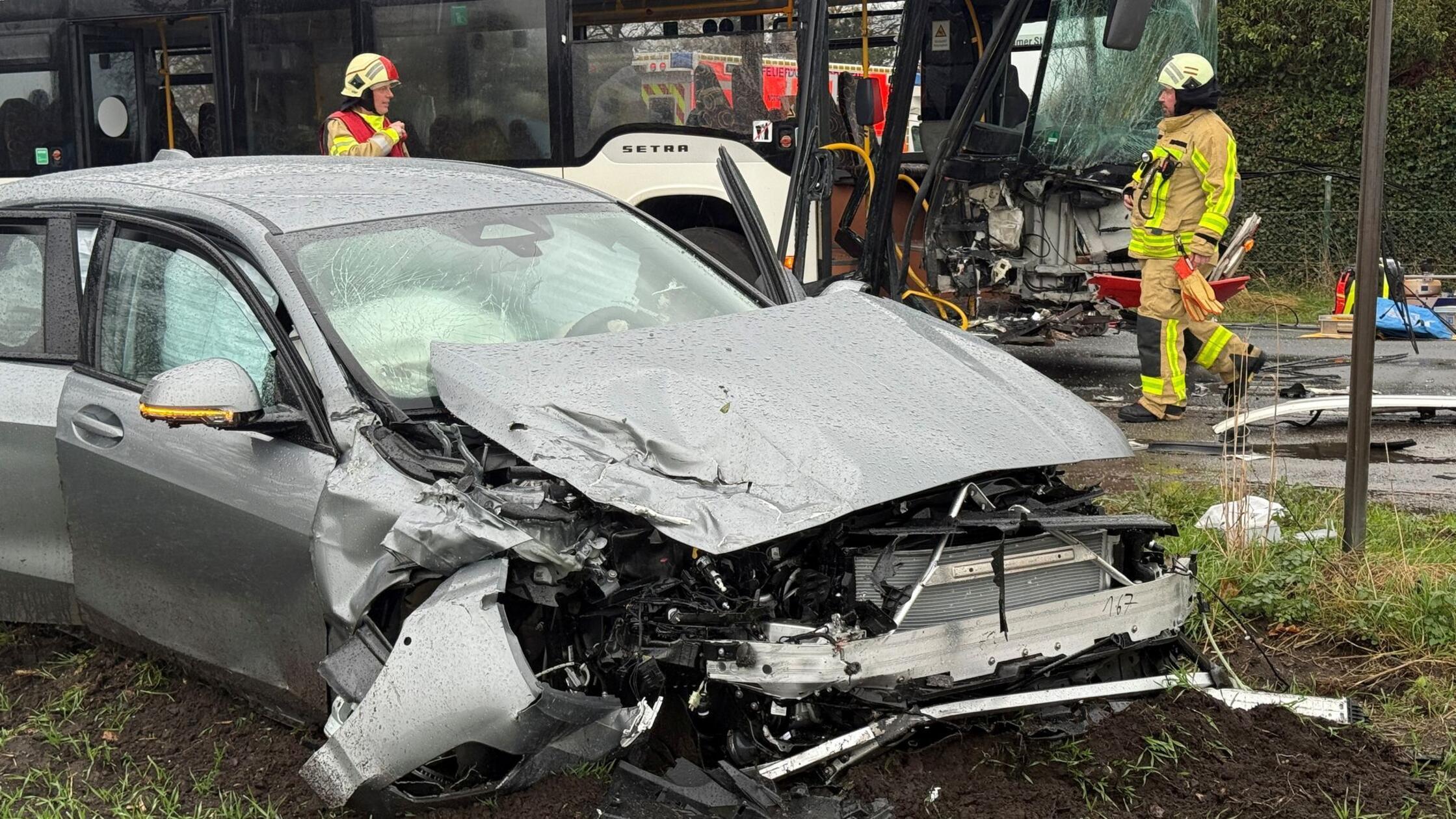 V severnem delu Porurja trčila avtobus in avtomobil, domnevno veliko otrok poškodovanih