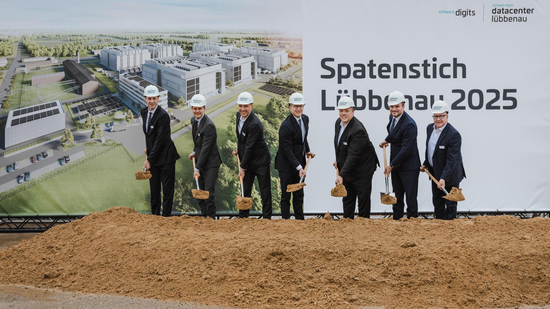 Bei einem gemeinsamen Spatenstich wurde der Beginn