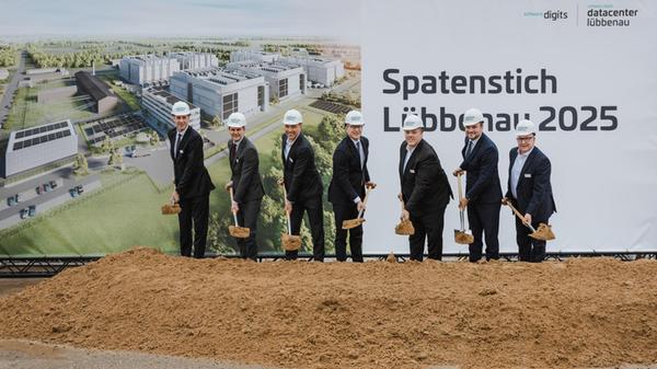 Bei einem gemeinsamen Spatenstich wurde der Beginn