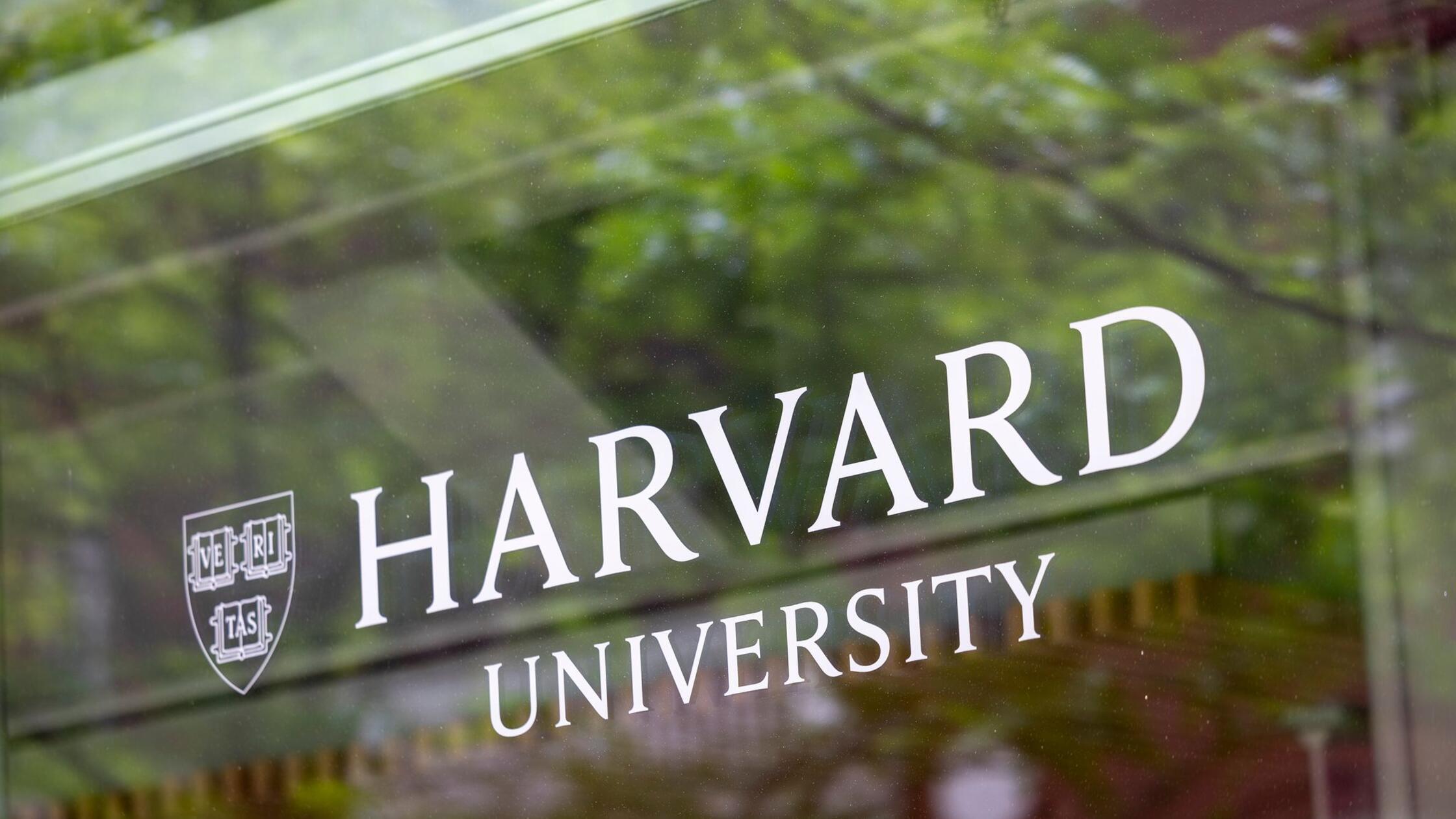 Harvard nimmt erneut Verbindungen zu Epstein unter die Lupe