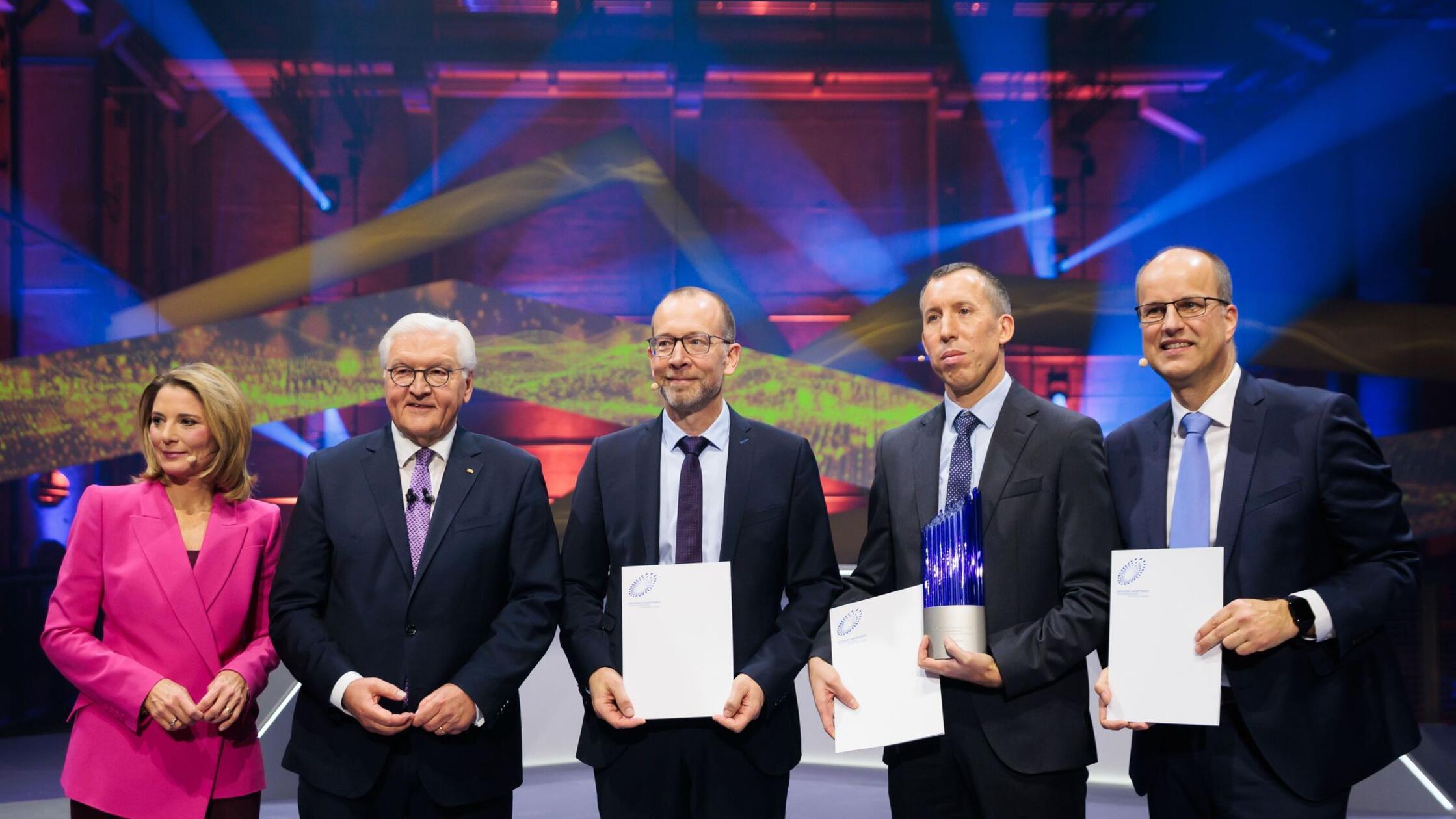 Forscher erhalten Zukunftspreis für Brennstoffzellen-Antrieb