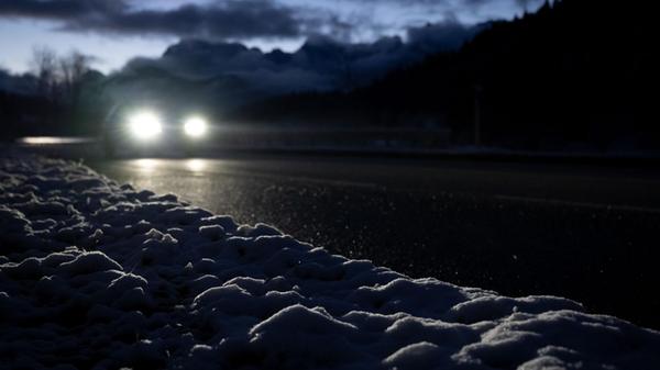Ein Auto fährt über eine Straße, während die umlie