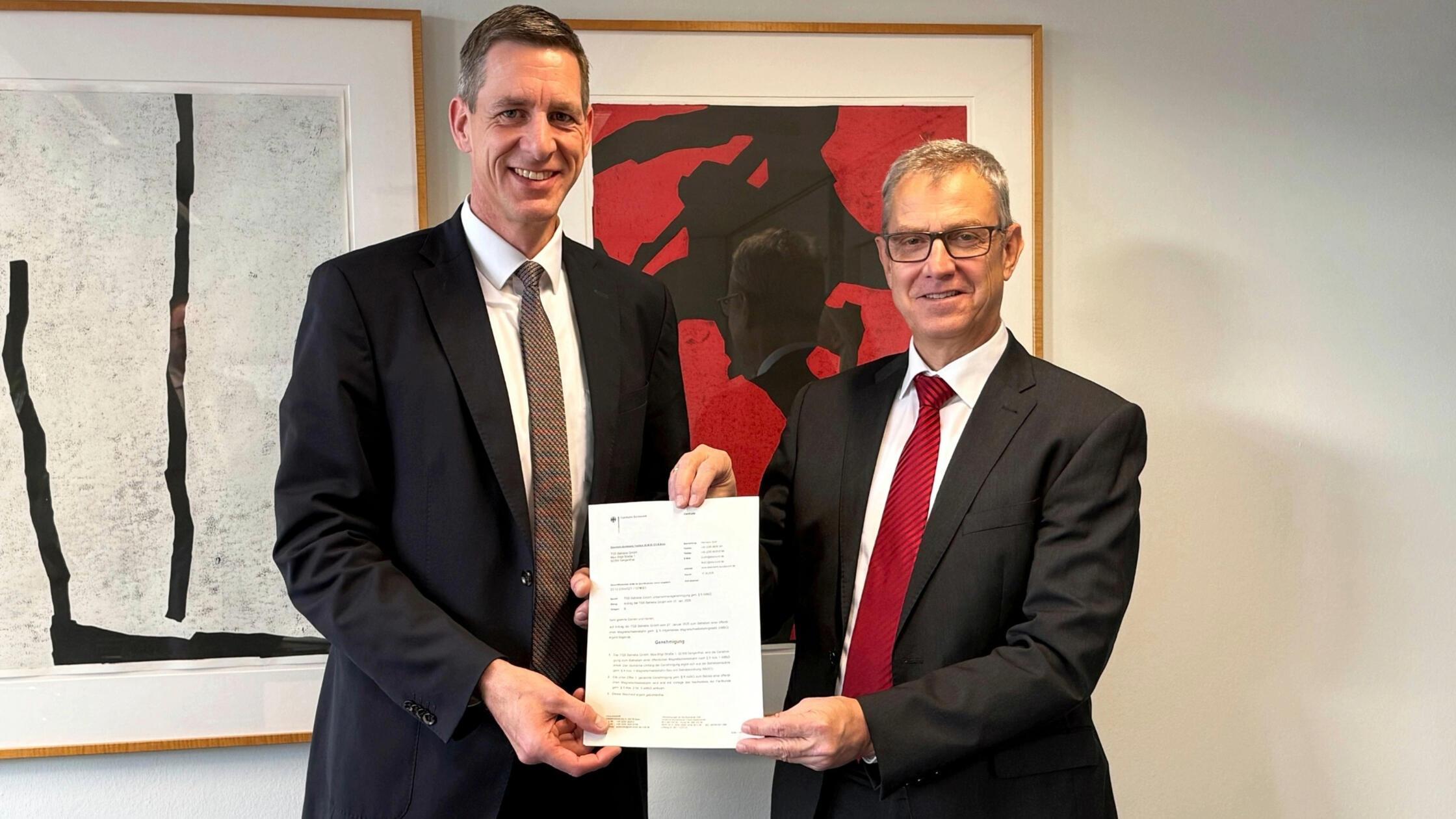 Übergabe der Betriebsgenehmigung durch Stefan Dern