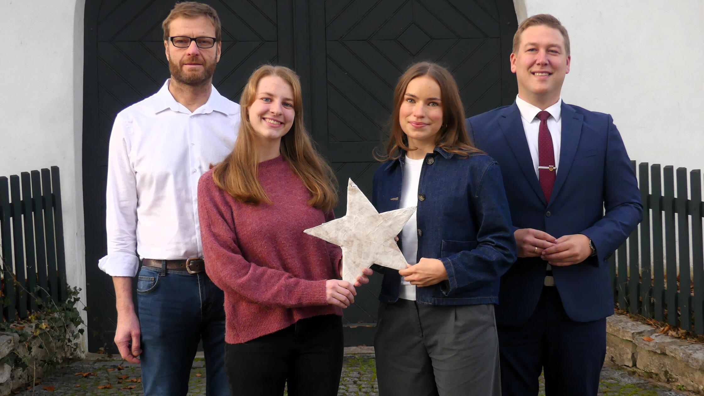 Luisa Harfolk (2.v.r.) ist das neue Christkind in 