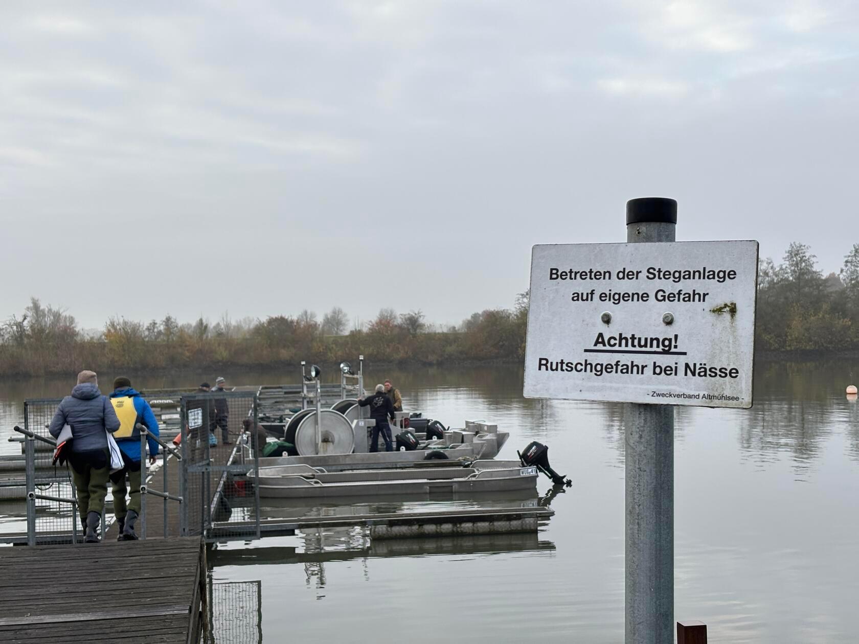13 Fischer arbeiten eine Woche lang ehrenamtlich an der Sanierungsbefischung. Ihr Ziel: Den Altmühlsee weniger attraktiv für Blaualgen machen.