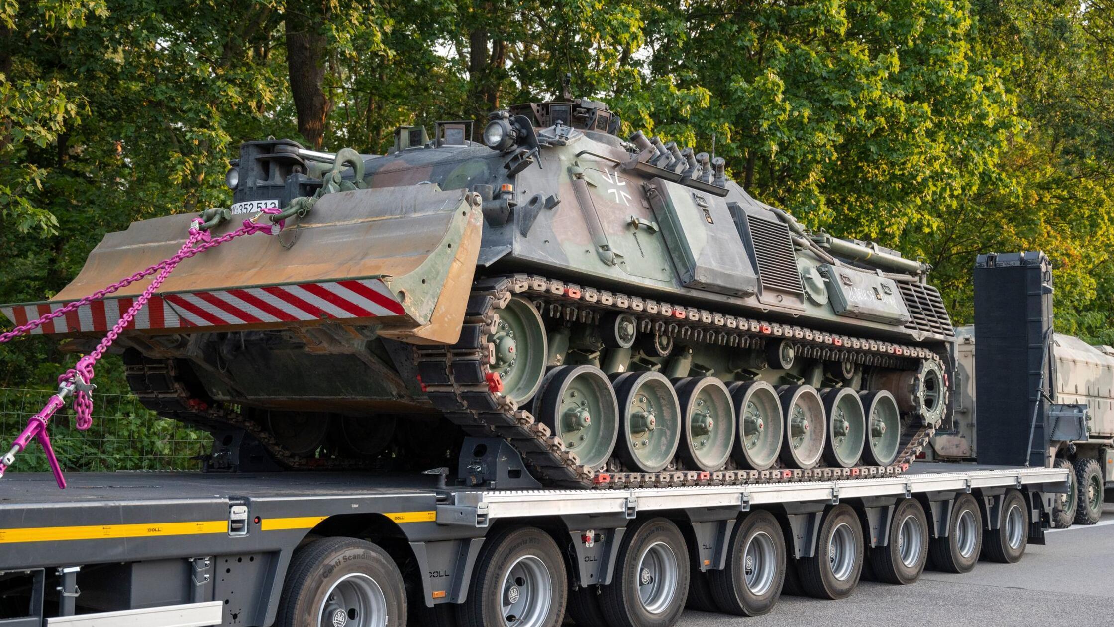 Voznik težkega tovornjaka s tankom pijan vozil po avtocesti A9