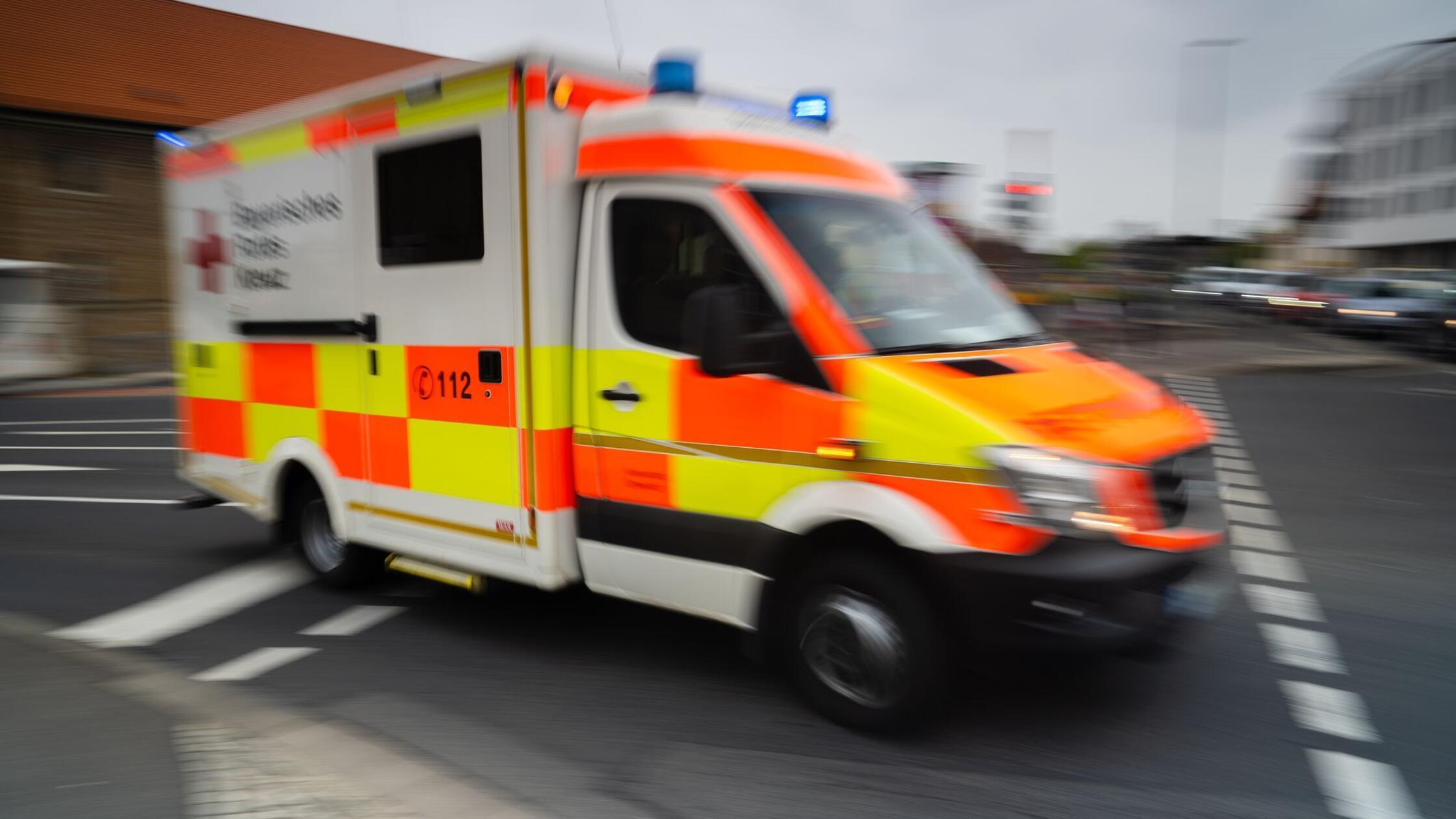 Auto stößt auf glatter Straße mit Linienbus zusammen