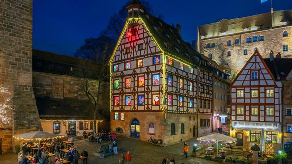 Historisches Pilatushaus am Abend mit einem Adven