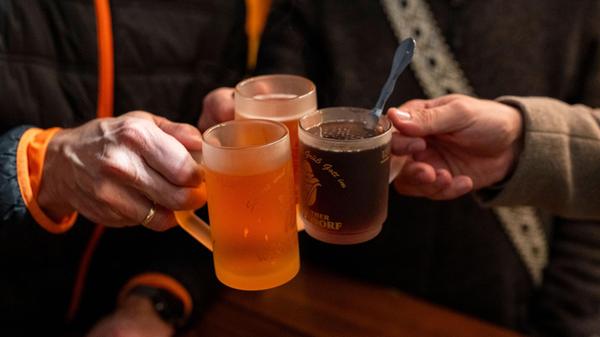 Besucher trinken bei der Eröffnung des Bayreuther