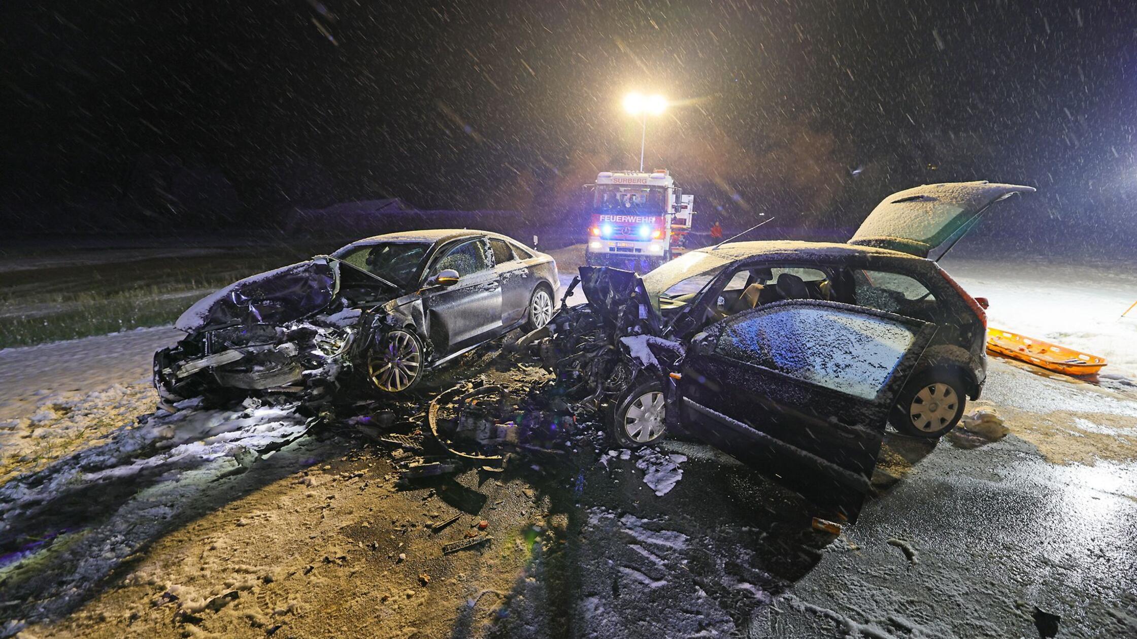 Auto gerät in Gegenverkehr - Frau stirbt