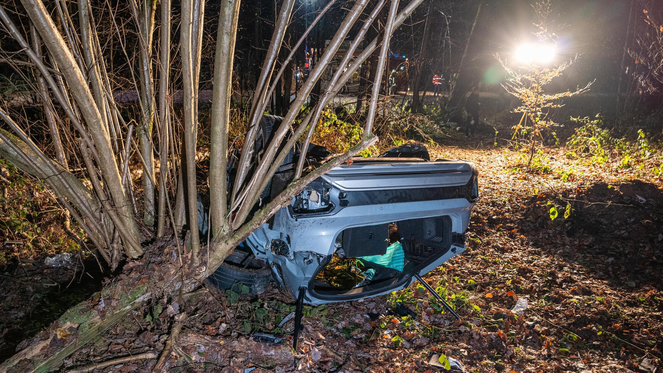 V kraju Lichtenfels se je avto večkrat prevrnil, voznik huje poškodovan
