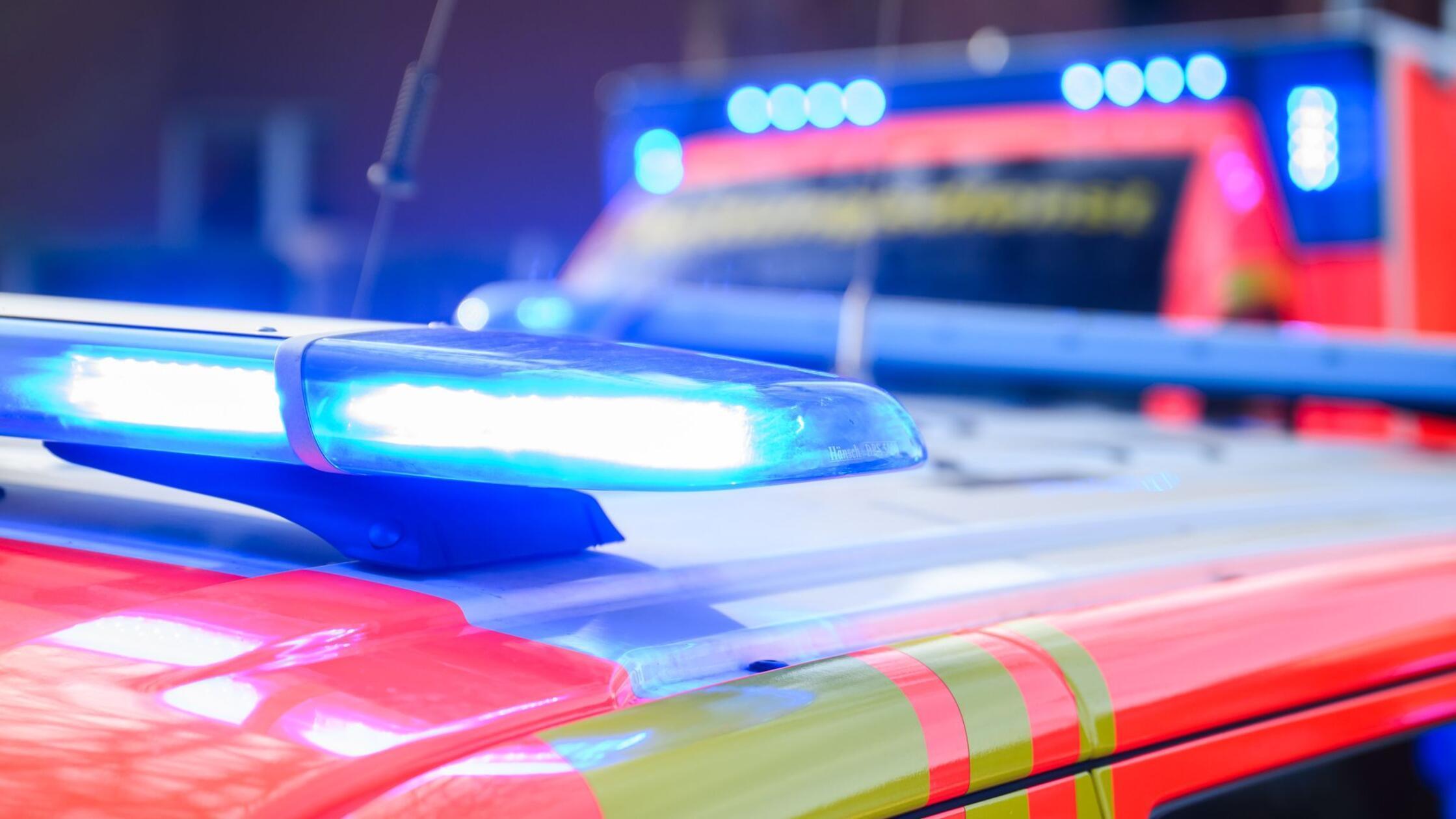 V Lichtenfelsu delavec hudo poškodovan na gradbišču, nanj padel težki kamniti blok