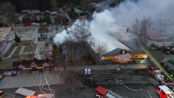 Meterhohe Flammen erblickten die Einsatzkräfte am