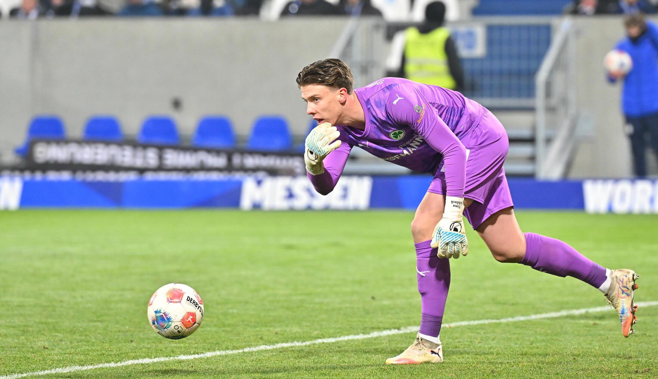 Erstmals in dieser Saison steht Timo Schlieck zwischen den Pfosten: Der 19-Jährige hat den Dreikampf mit Prüfrock und Boevink für sich entschieden und soll bis Weihnachten gesetzt sein.