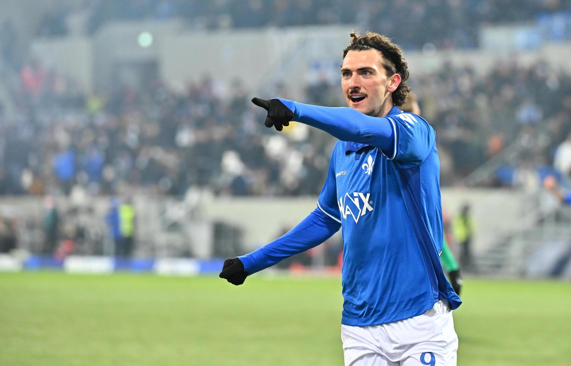 Das Debüt verläuft jedoch denkbar unglücklich: Bereits nach elf Minuten veredelt Hornby eine Hereingabe von Corredor - die Fürther Abwehr agiert in dieser Situation viel zu passiv und wird bestraft. Die Konsequenz: Die frühe Führung für die Darmstädter.