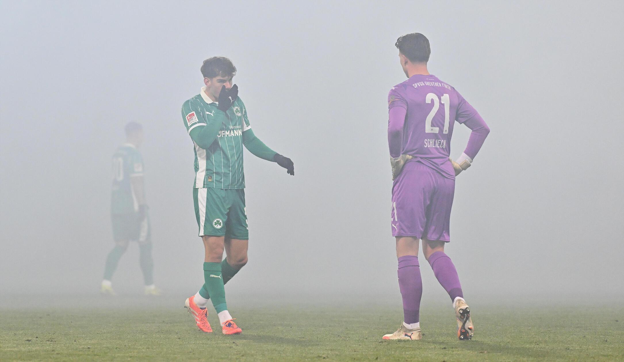 Danach passiert erst einmal nichts: Wegen Pyrotechnik ist die Partie für mehrere Minuten unterbrochen.