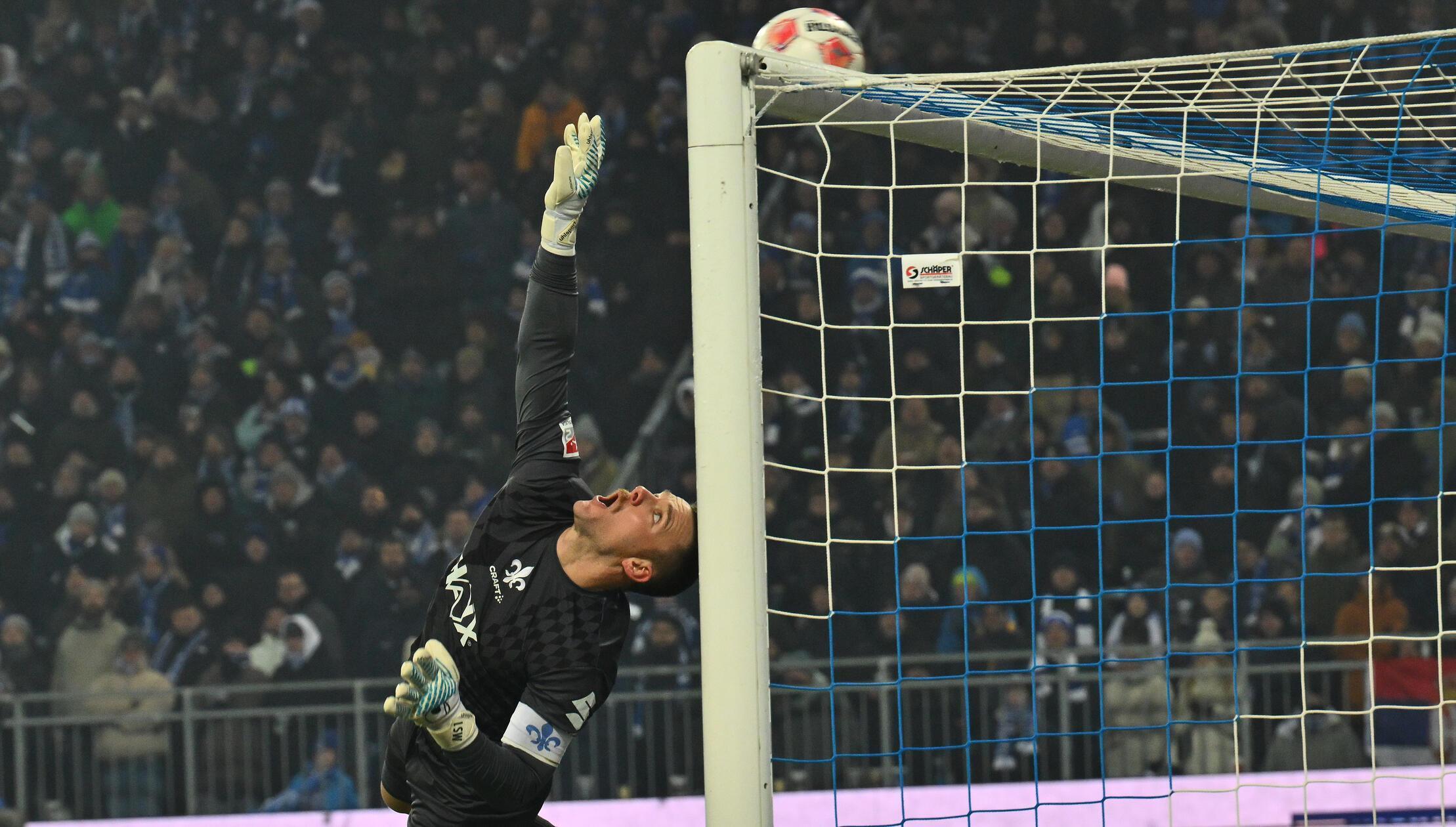 Danach wird das Kleeblatt mutiger: Green prüft Schuhen aus der Distanz, der Keeper der Lilien muss sich strecken.