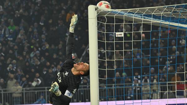 Danach wird das Kleeblatt mutiger: Green prüft Schuhen aus der Distanz, der Keeper der Lilien muss sich strecken.