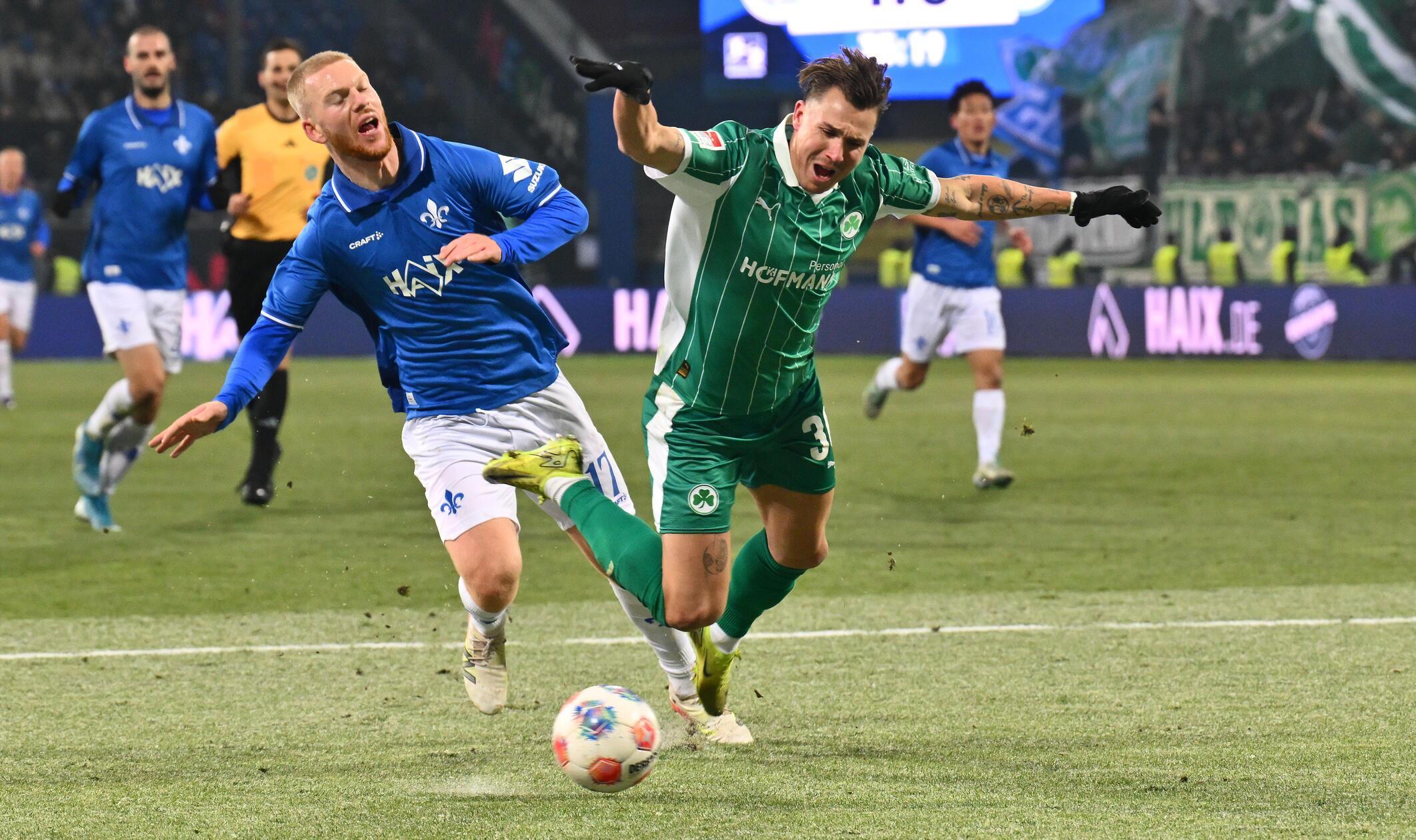 Wenige Minuten später gibt es Elfmeter für die Spielvereinigung: Hrgota schickt Klaus, der im Laufduell mit Klefisch gefoult wird.