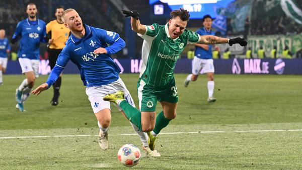 Wenige Minuten später gibt es Elfmeter für die Spielvereinigung: Hrgota schickt Klaus, der im Laufduell mit Klefisch gefoult wird.