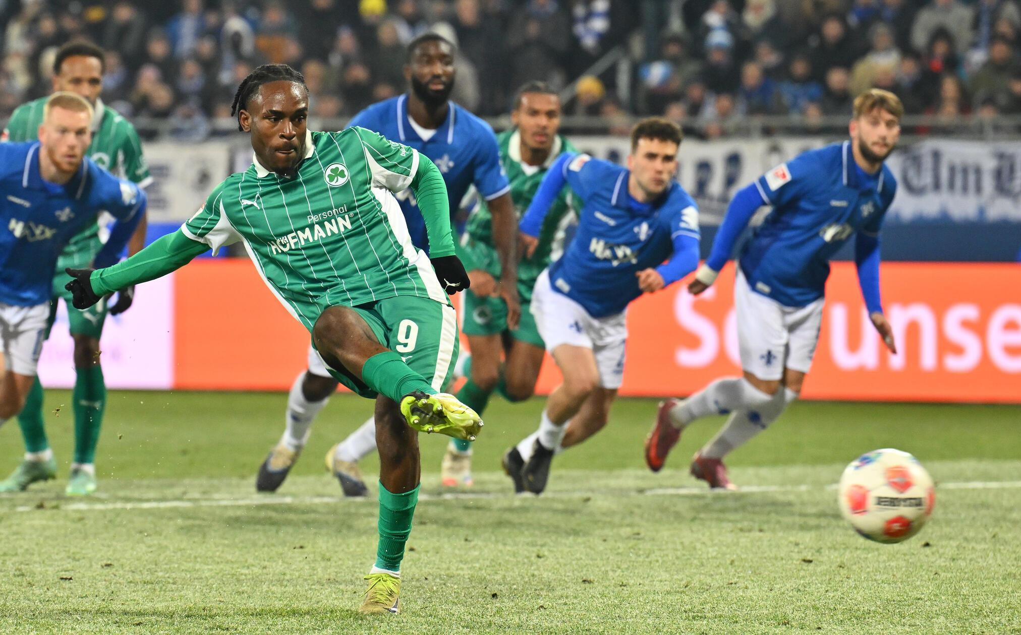 Futkeu tritt an - und versenkt die Kugel platziert im Eck. Der Ausgleich!