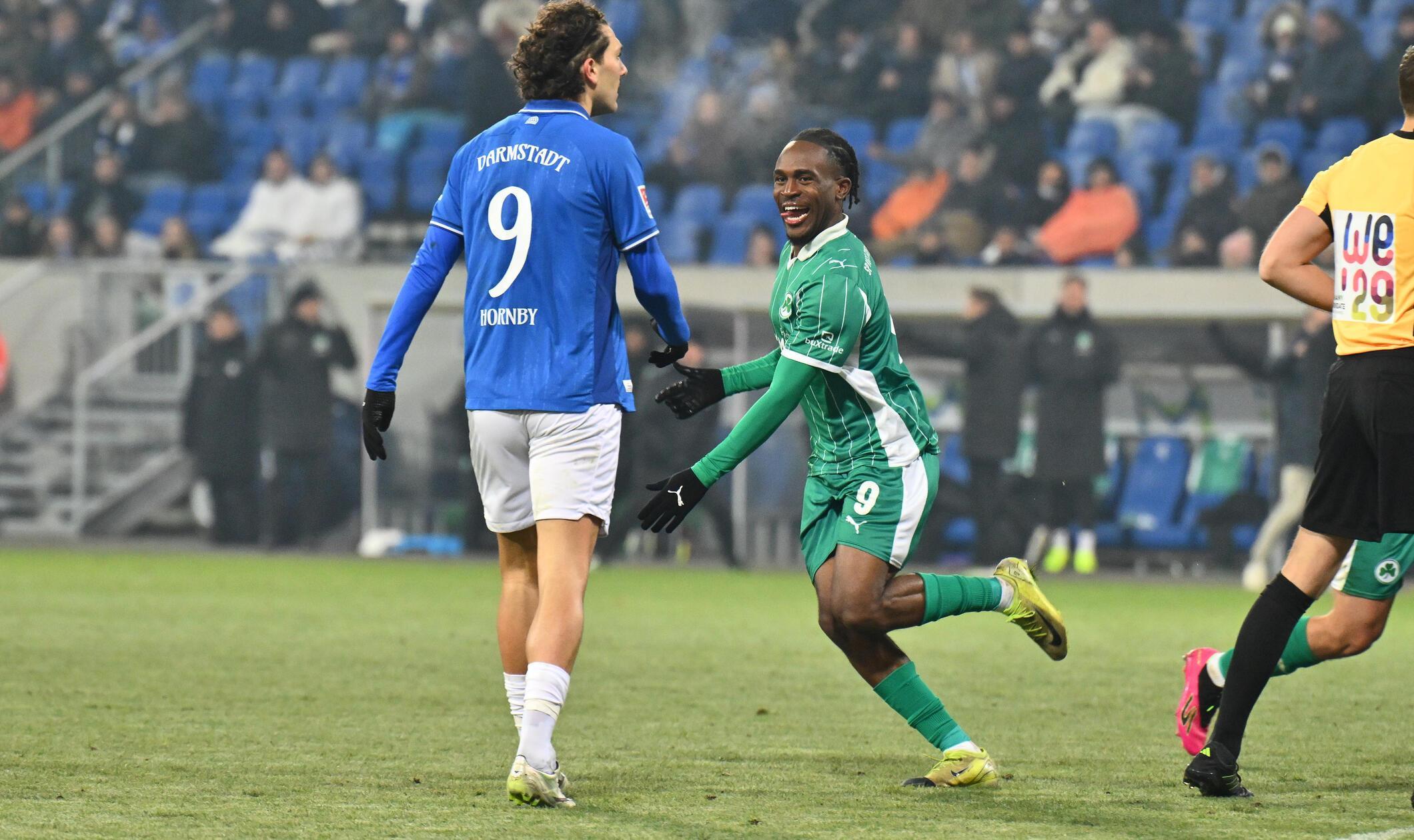 Nach 52 Minuten darf der Fürther Knipser erneut jubeln: Futkeu wird von Klaus bedient und versenkt wuchtig mit Hilfe des Innenpfostens den Ball im langen Eck.