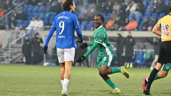 Nach 52 Minuten darf der Fürther Knipser erneut jubeln: Futkeu wird von Klaus bedient und versenkt wuchtig mit Hilfe des Innenpfostens den Ball im langen Eck.