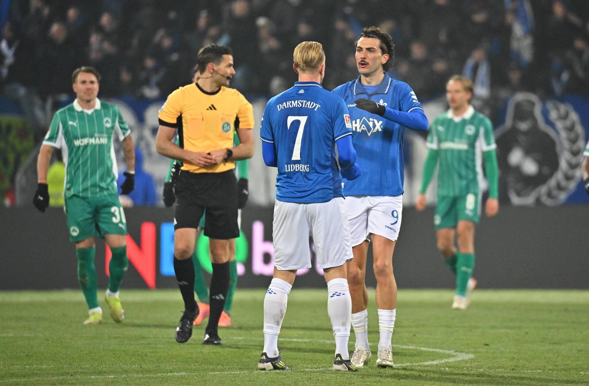 Doch nur fünf Minuten später feiern wieder die Gastgeber: Nach einem Eckball bedient Hornby seinen Sturmpartner Lidberg, der zum Ausgleich vollstreckt.