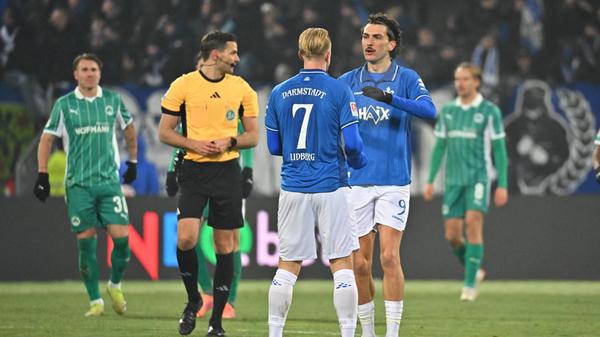 Doch nur fünf Minuten später feiern wieder die Gastgeber: Nach einem Eckball bedient Hornby seinen Sturmpartner Lidberg, der zum Ausgleich vollstreckt.