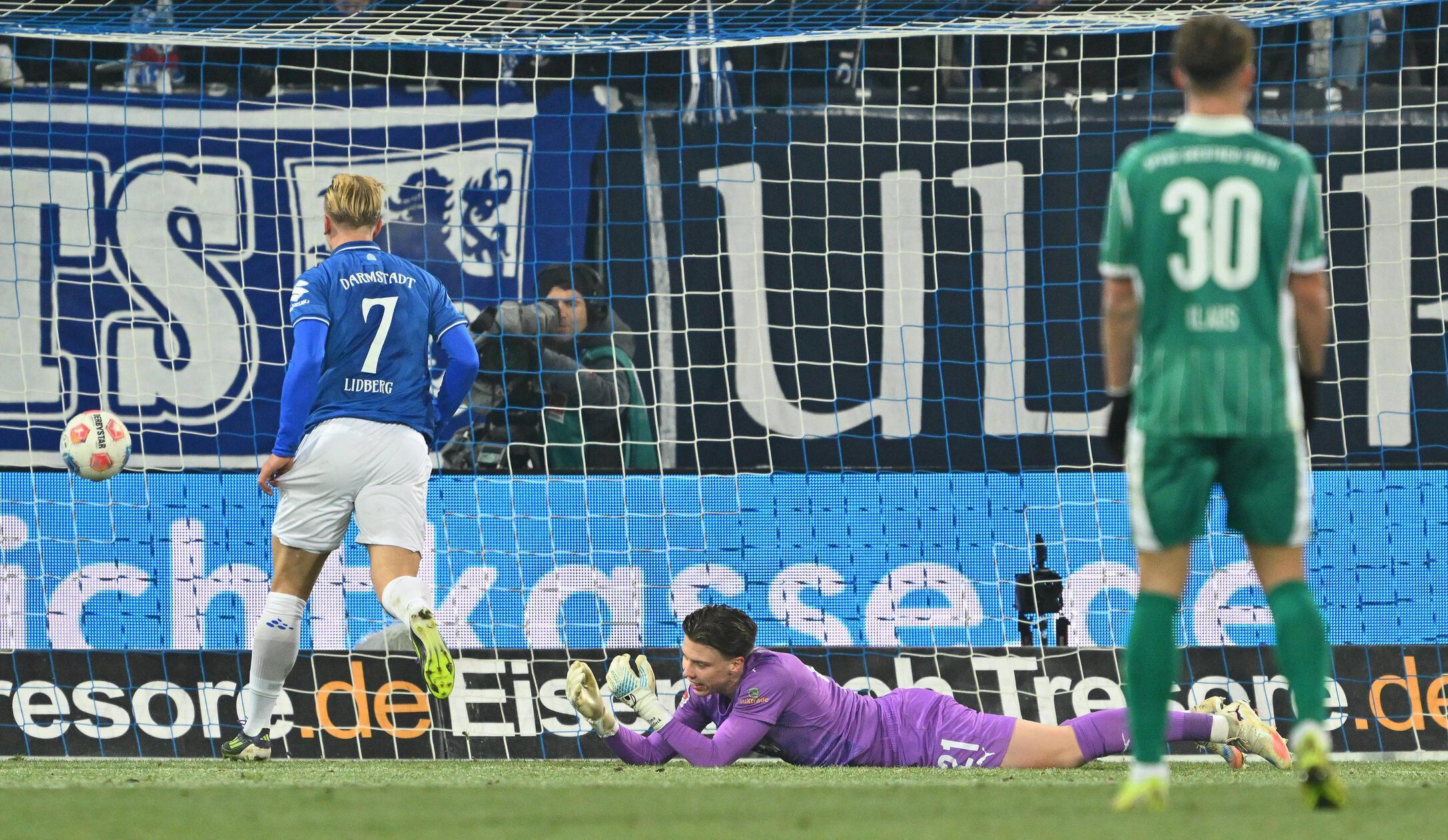 Die Lilien bleiben am Drücker und legen direkt nach: Hornby wird im Mittelfeld nicht angegangen und zieht aus der Distanz ab - abgefälscht schlägt die Kugel im langen Eck ein, Schlieck ist machtlos. 3:2 für Darmstadt.