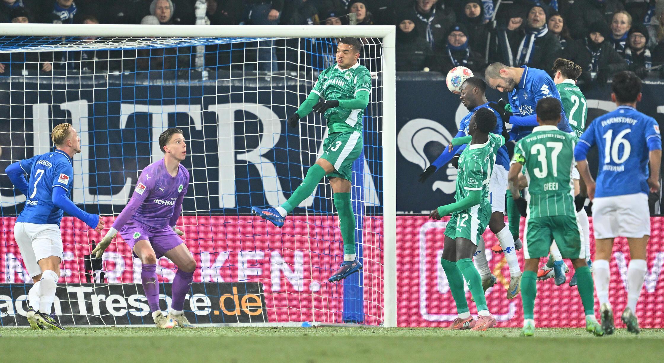 Und es kommt noch schlimmer: Nach einem Eckball setzt sich Papela viel zu leicht gegen den eingewechselten Sillah durch und köpft aus kurzer Distanz zum 4:2 ein - die Entscheidung.