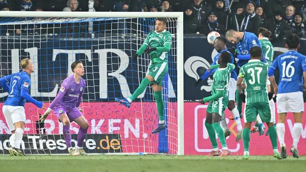 Und es kommt noch schlimmer: Nach einem Eckball setzt sich Papela viel zu leicht gegen den eingewechselten Sillah durch und köpft aus kurzer Distanz zum 4:2 ein - die Entscheidung.