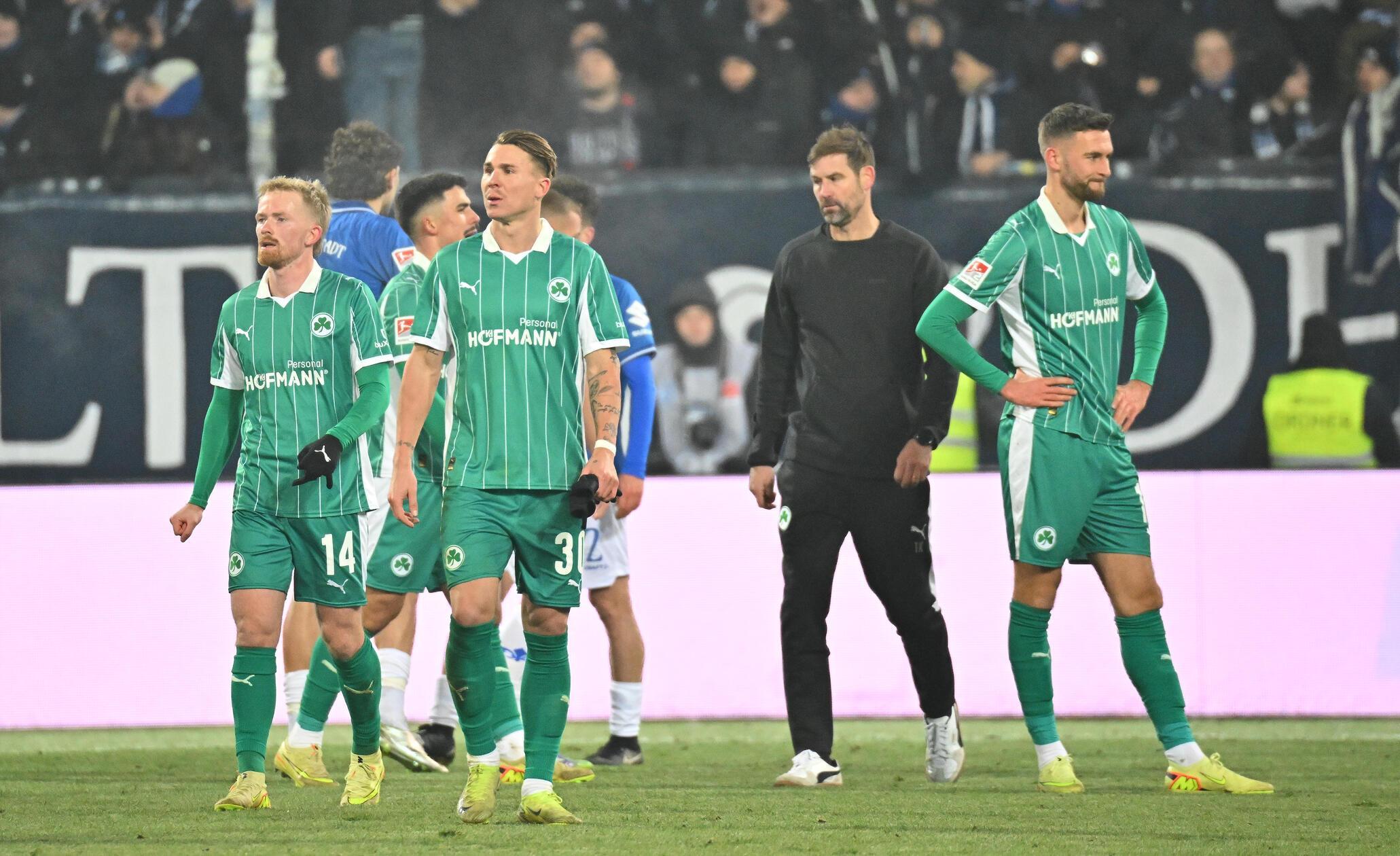 Das Kleeblatt sucht auch in der Schlussphase den Weg nach vorne, kommt aber zu keinen klaren Gelegenheiten mehr. Am Ende steht die nächste hohe Niederlage. Kommenden Samstag geht es für die Kleine-Elf im Ronhof gegen den VfL Bochum weiter.