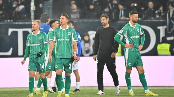 Das Kleeblatt sucht auch in der Schlussphase den Weg nach vorne, kommt aber zu keinen klaren Gelegenheiten mehr. Am Ende steht die nächste hohe Niederlage. Kommenden Samstag geht es für die Kleine-Elf im Ronhof gegen den VfL Bochum weiter.