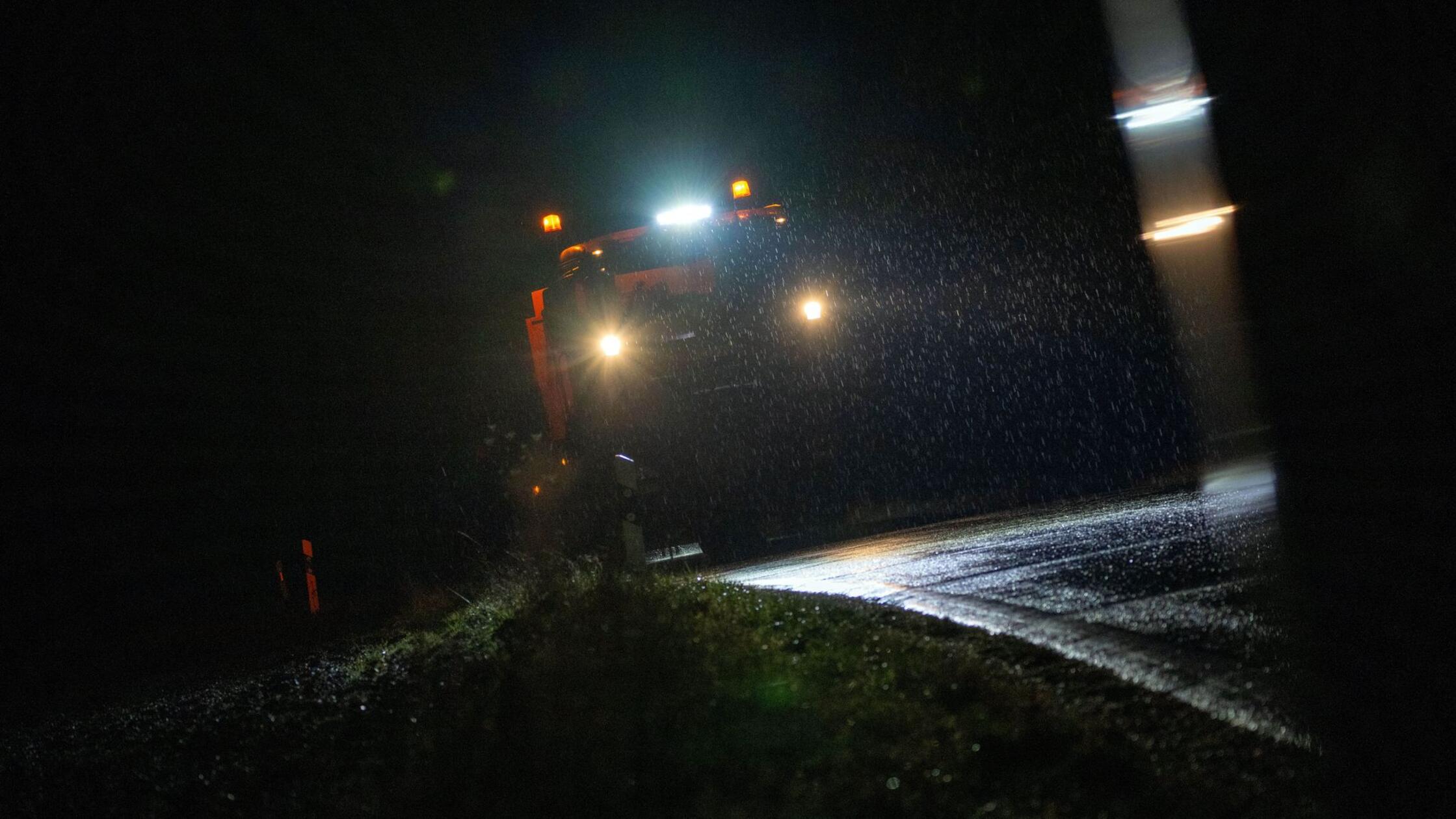 Glatteis und Schnee sorgen für rutschige Straßen in Bayern